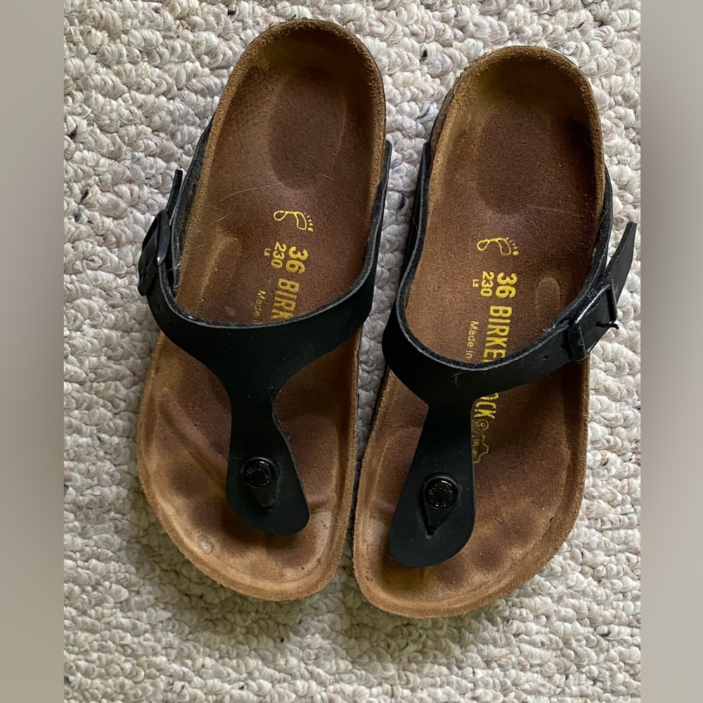 Women’s Birkenstocks Gizeh in Black leather.  Size 36